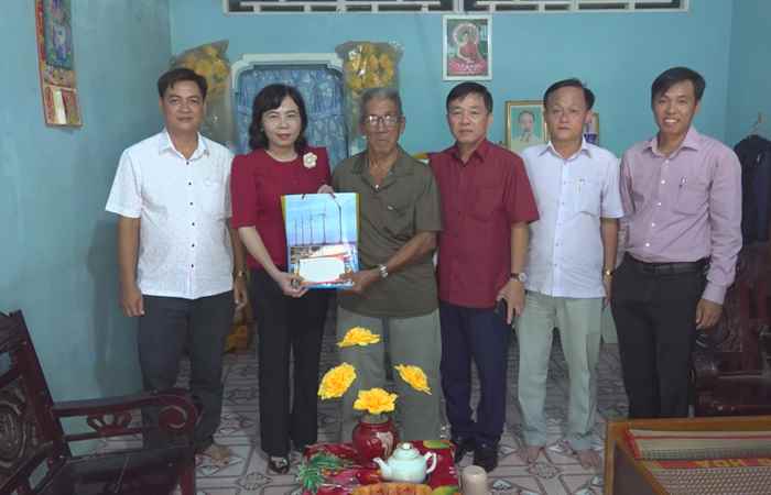 Thăm, tặng quà gia đình chính sách trên địa bàn huyện Trần Đề